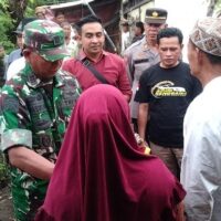 Koramil Besuk Bersama Sejumlah Pihak Salurkan Bantuan Kepada Warga Terdampak Bencana