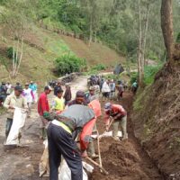 Jalan Rusak dan Longsor Mengancam, Warga Sumberanom Bergerak Cepat Amankan Akses Sumber–Sukapura