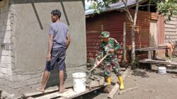 Personel TMMD Ke-127 Kodim 1514/Morotai Bersama Warga Laksanakan Pelesteran MCK di Desa Dehegila
