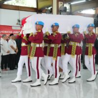 Panglima TNI Pimpin Upacara Penyerahan Jenazah dan Ikuti Upacara Pemakaman Wapres ke-6 RI