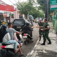 Mencari Keberkahan Dibulan Ramadan, Koramil Kanigaran Membagikan Takjil