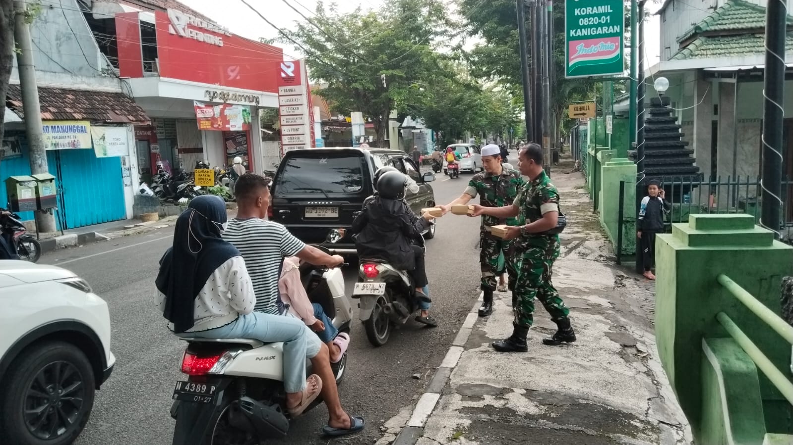Mencari Keberkahan Dibulan Ramadan, Koramil Kanigaran Membagikan Takjil Mencari Keberkahan Dibulan Ramadan, Koramil Kanigaran Membagikan Takjil