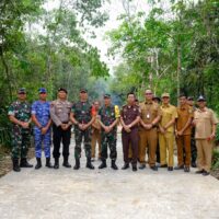 Tim Wasev Tinjau Pengerjaan Semenisasi Jalan di Kampung Linggang Amer