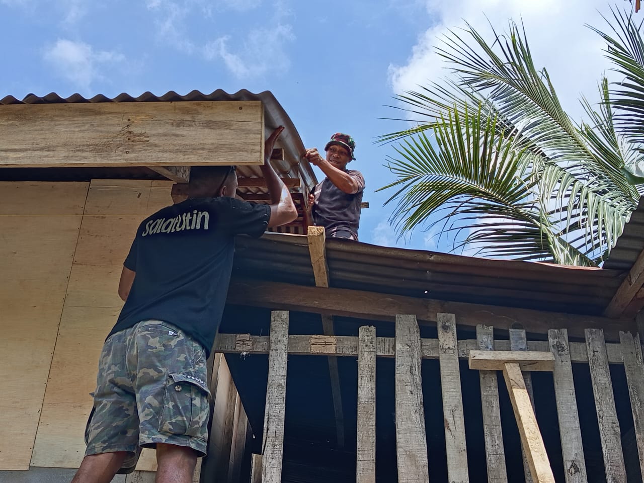 Personel TMMD Ke-127 Kodim 1514/Morotai Lanjutkan Pekerjaan Flur Lantai dan Pemasangan Lisplang RTLH