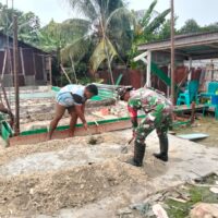 Humanis dan Sigap, Babinsa Kodim 1505/Tidore Bantu Warga Meski di Tengah Puasa