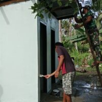 Personel TMMD Ke-127 Kodim 1514/Morotai Laksanakan Pengecatan MCK di Desa Dehegila