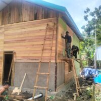 Pastikan Rumah Lebih Awet, Satgas TMMD Wiltas Ke-127 Genjot Pengecatan