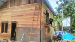 Pastikan Rumah Lebih Awet, Satgas TMMD Wiltas Ke-127 Genjot Pengecatan