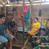 Dekat dengan Warga, Babinsa Koramil 1505-02/Wasile Sambangi Rumah Warga