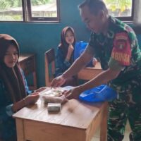 Babinsa Kodim 1002/HST Kawal Distribusi MBG, Menu Disesuaikan Selama Ramadan