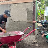 Dansatgas TMMD Turun Langsung Bantu Pekerjaan RTLH di Kampung Linggang Amer