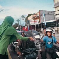 Berbagi Kebahagiaan di Bulan Suci Ramadan, Koramil Kokonao dan Koramil Timika Bagikan Takjil kepada Pengguna Jalan