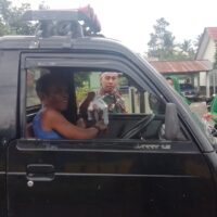 Indahnya Berbagi, Anggota Koramil 1505-05/Sofifi dan Persit Bagikan Takjil Jelang Berbuka