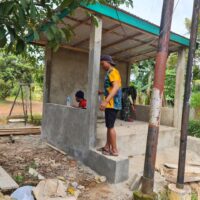 Anggota Satgas TMMD ke-127 Kodim 1008/Tabalong Bersama Warga Bangun Poskamling di Desa Barimbun