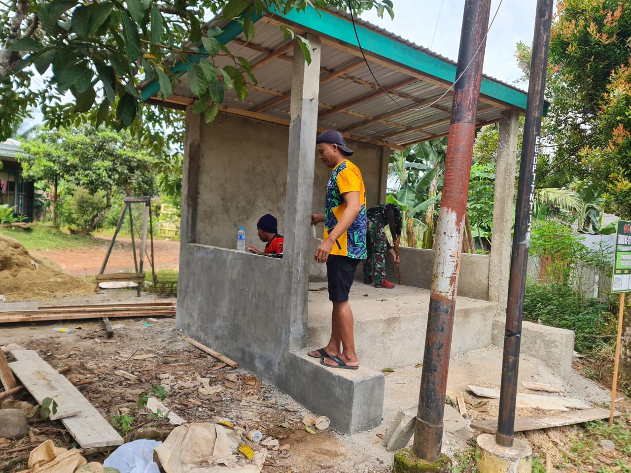 Anggota Satgas TMMD ke-127 Kodim 1008/Tabalong Bersama Warga Bangun Poskamling di Desa Barimbun