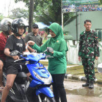 Semarak Ramadhan, Persit Kodim 1002/HST Turun ke Jalan Bagikan Takjil