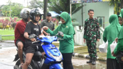 Semarak Ramadhan, Persit Kodim 1002/HST Turun ke Jalan Bagikan Takjil