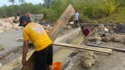 Personel TMMD Ke-127 Kodim 1514/Morotai Lanjutkan Pembuatan Drainase di Desa Gotalamo