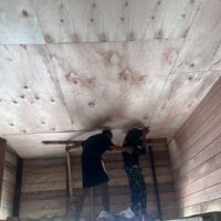 Satgas TMMD Kodim 0912/Kubar Bersama Warga Pasang Plafon RTLH di Kampung Linggang Amer