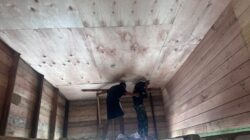 Satgas TMMD Kodim 0912/Kubar Bersama Warga Pasang Plafon RTLH di Kampung Linggang Amer