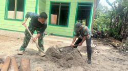 Semangat Gotong Royong, Warga Linggang Amer Bantu Satgas TMMD Buat Adukan Semen