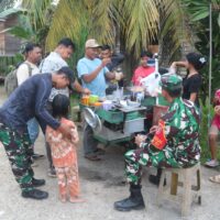 Menjelang Berbuka Puasa, Dansatgas TMMD Borong Pentol untuk Anak-anak Kampung Tering Lama