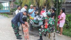 Menjelang Berbuka Puasa, Dansatgas TMMD Borong Pentol untuk Anak-anak Kampung Tering Lama