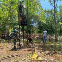 Personel TMMD Lanjutkan Pengeboran Sumur Bor di Desa Maba