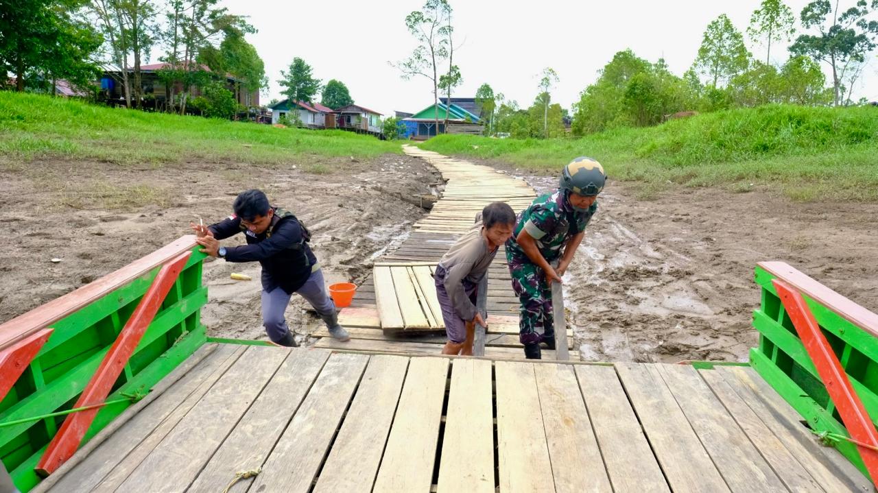 Aksi Nyata Satgas TMMD, Bantu Warga Dorong Kapal Penyeberangan