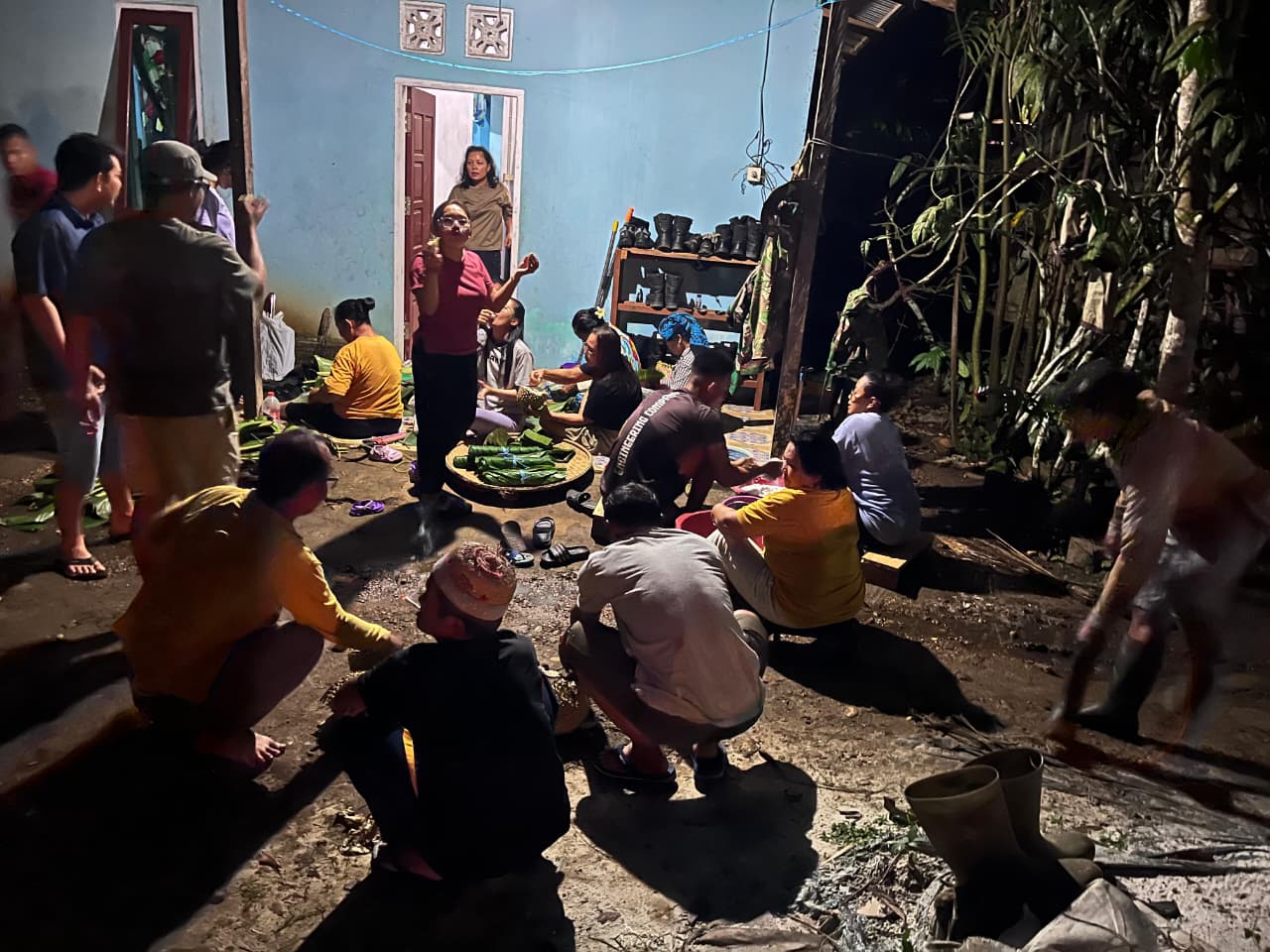 Warga dan Satgas TMMD Masak Bersama, Momen Kebersamaan Jelang Penutupan TMMD di Kampung Linggang Amer Warga dan Satgas TMMD Masak Bersama, Momen Kebersamaan Jelang Penutupan TMMD di Kampung Linggang Amer