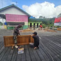 Hampir Rampung, Anggota Satgas TMMD Pasang Jendela RTLH di Kampung Linggang Amer