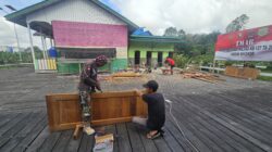 Hampir Rampung, Anggota Satgas TMMD Pasang Jendela RTLH di Kampung Linggang Amer