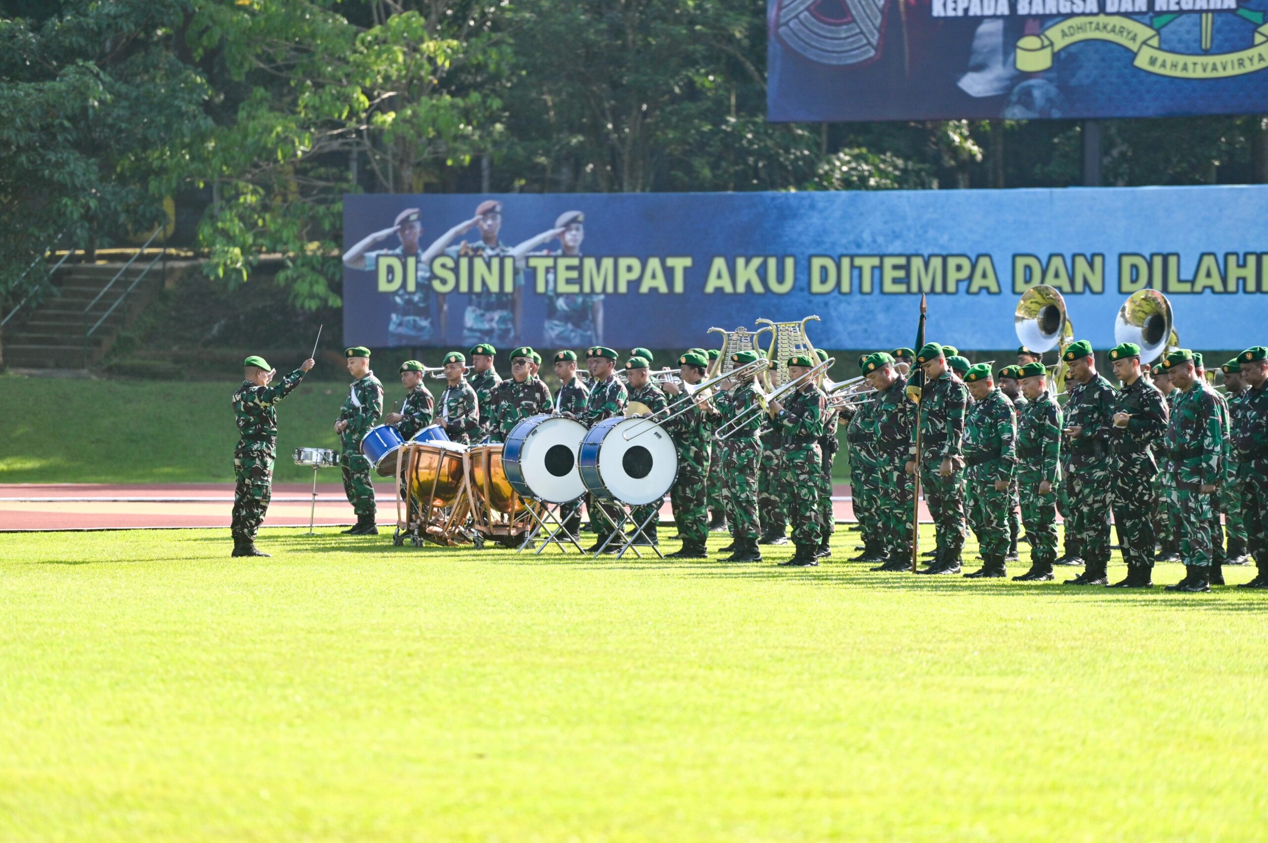 Dirbinjianbang Akmil Pimpin Upacara Bendera Minggu Kedua di Lapangan Sapta Marga