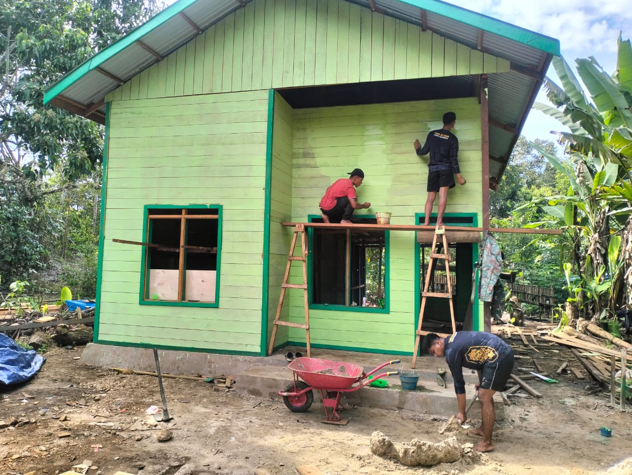 Sentuhan Akhir Satgas TMMD, RTLH Kini Tampak Lebih Cantik dan Nyaman Sentuhan Akhir Satgas TMMD, RTLH Kini Tampak Lebih Cantik dan Nyaman