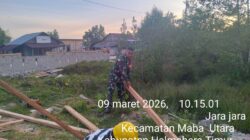 Peduli Warga Binaan, Babinsa Kodim 1505/Tidore Bantu Dirikan Tiang Rumah