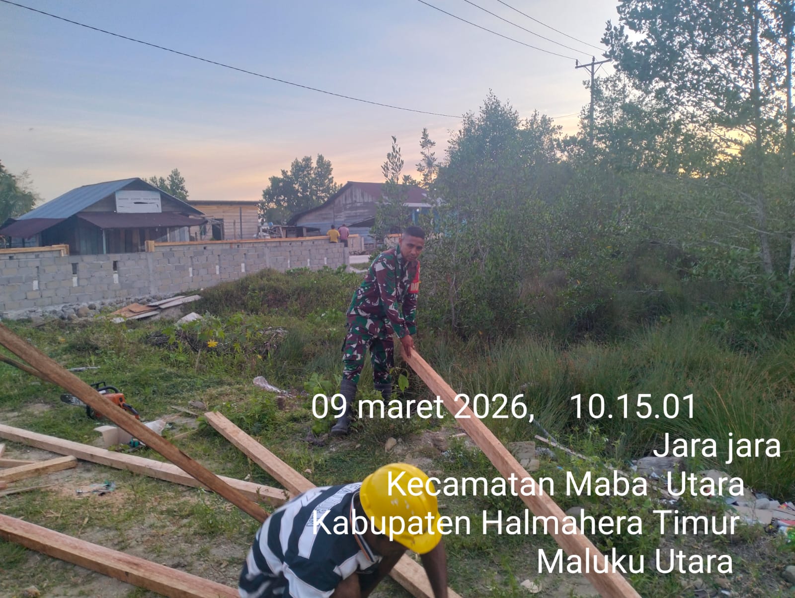 Peduli Warga Binaan, Babinsa Kodim 1505/Tidore Bantu Dirikan Tiang Rumah Peduli Warga Binaan, Babinsa Kodim 1505/Tidore Bantu Dirikan Tiang Rumah