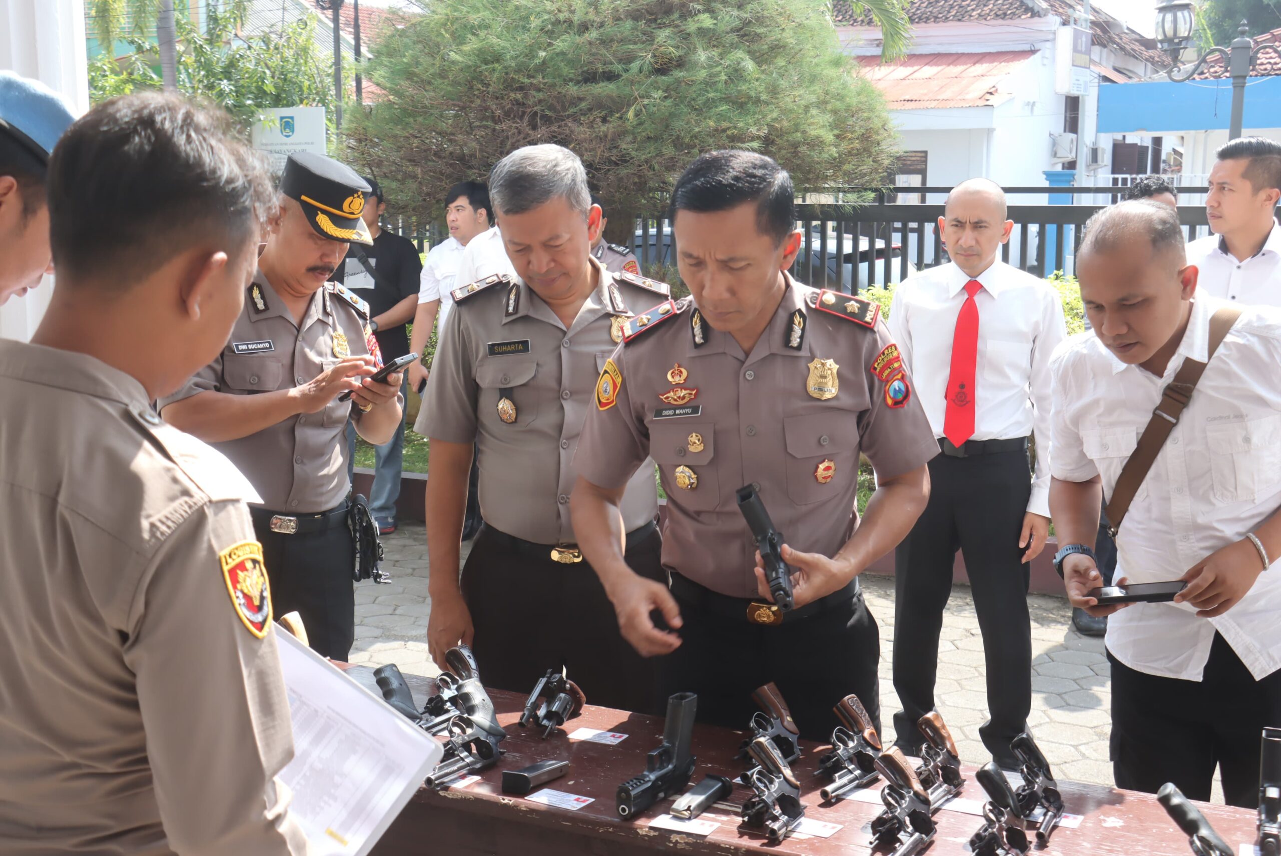 Propam Polres Probolinggo Kota Cek Senpi Dinas Anggota untuk Cegah Pelanggaran Propam Polres Probolinggo Kota Cek Senpi Dinas Anggota untuk Cegah Pelanggaran