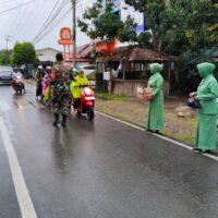 Danramil Barabai Pimpin Anggota dan Persit Bagikan Takjil Ramadhan