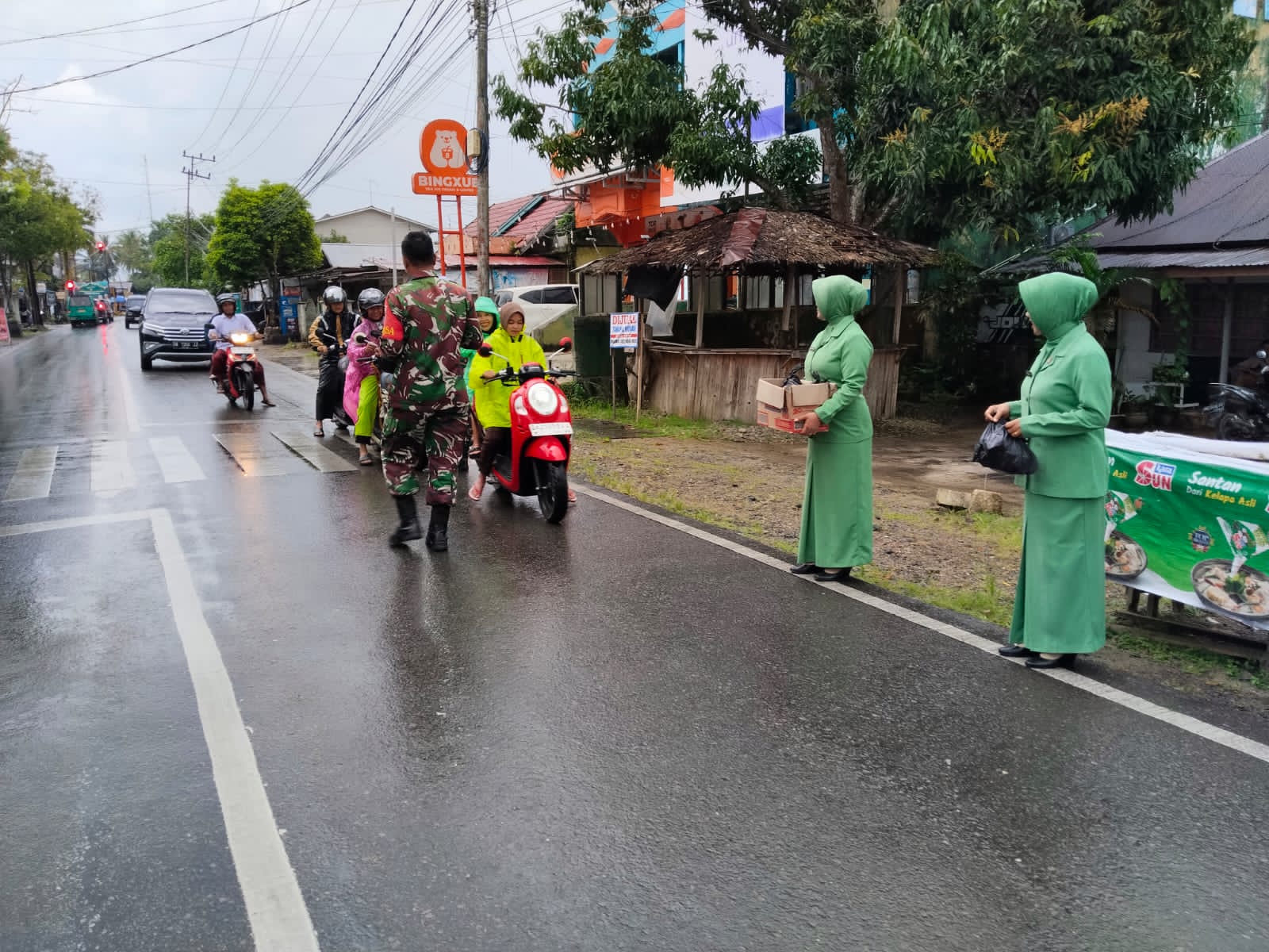 Danramil Barabai Pimpin Anggota dan Persit Bagikan Takjil Ramadhan