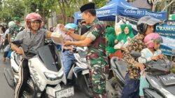 Ramadan Berkah, Persit Kodim Bojonegoro Bagikan Ratusan Takjil