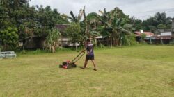 Jelang Penutupan TMMD Ke-127, Satgas dan Warga Bersihkan Lapangan Upacara Linggang Amer