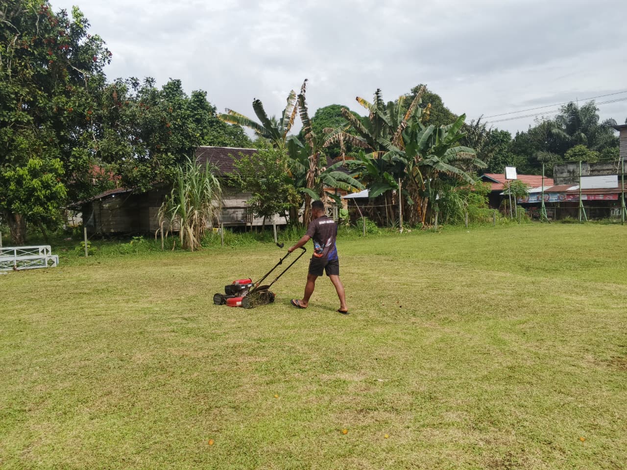 Jelang Penutupan TMMD Ke-127, Satgas dan Warga Bersihkan Lapangan Upacara Linggang Amer