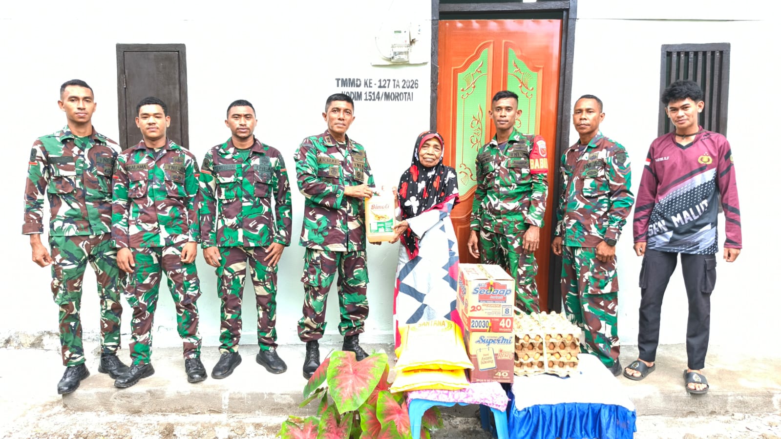 Dansatgas TMMD Ke-127 Kodim 1514/Morotai Berikan Santunan Sembako kepada Warga Desa Mandiri