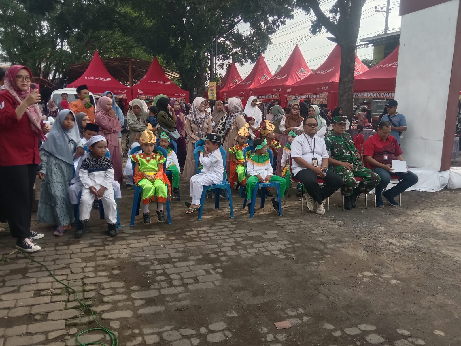 Koramil Wonoasih Melakukan Pendampingan dan Pengawalan Gerakan Pasar Murah dan Bazar Ramadan