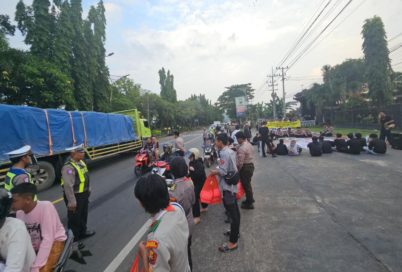 Berikan Pelayanan Aksi Solidaritas BEM Probolinggo Raya, Polres Probolinggo Sekaligus Tebar Takjil ke Pengguna Jalan
