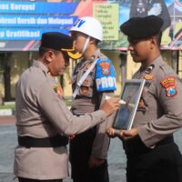 Polres Probolinggo Gelar Upacara PTDH dan Berikan Penghargaan kepada Anggota Berprestasi