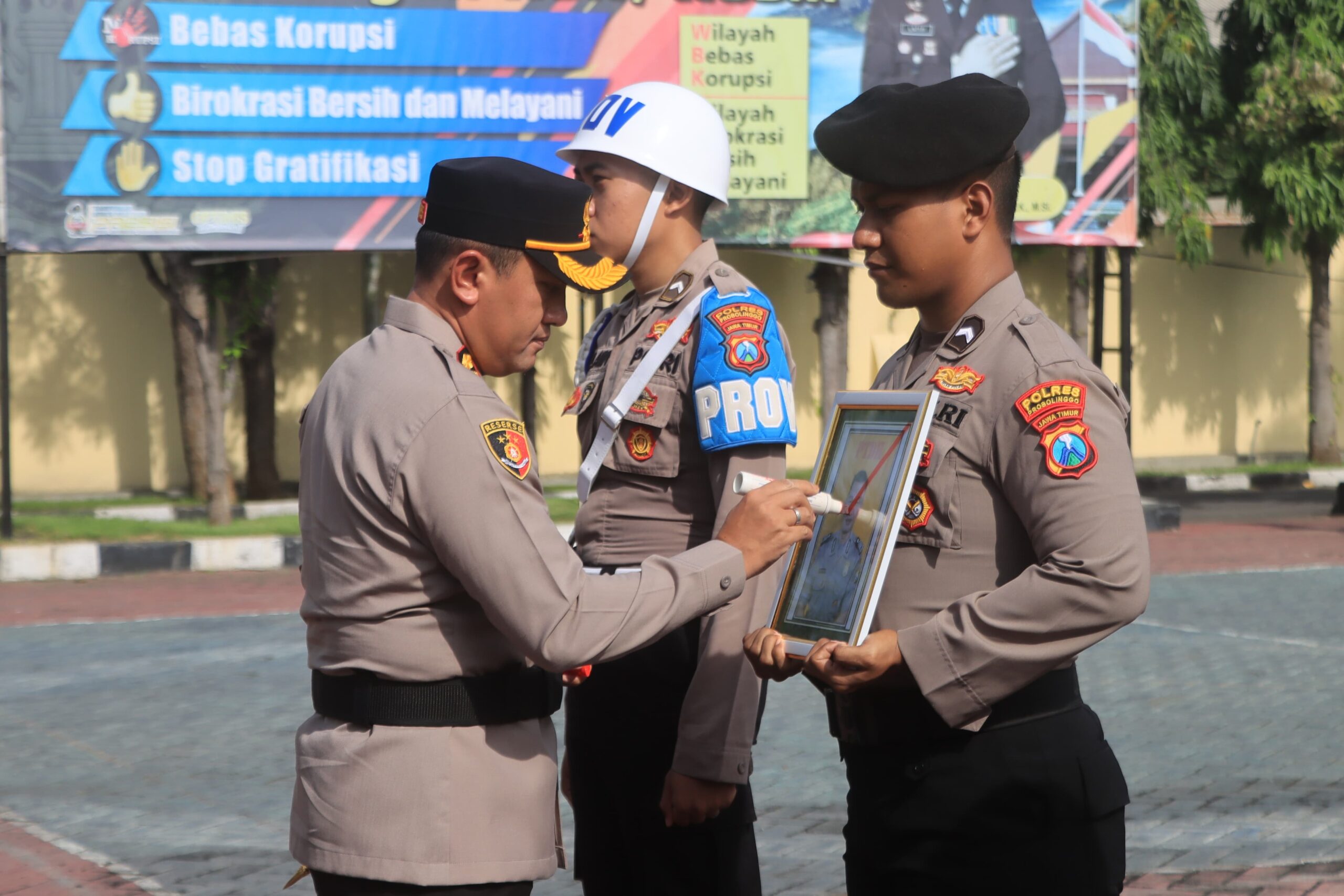 Polres Probolinggo Gelar Upacara PTDH dan Berikan Penghargaan kepada Anggota Berprestasi