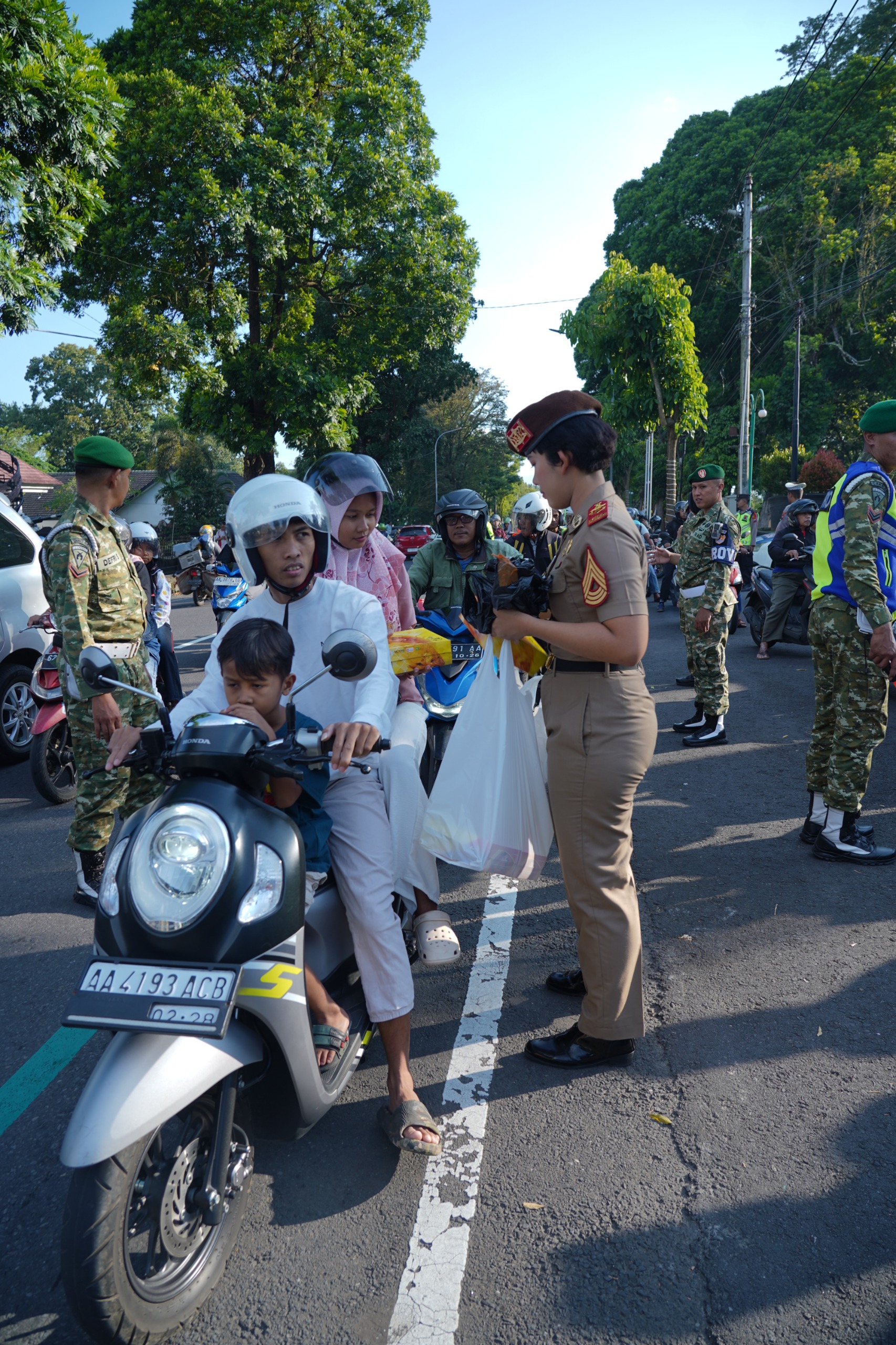 Akmil Berbagi, Wagub Akmil Pimpin Pembagian Takjil kepada Masyarakat
