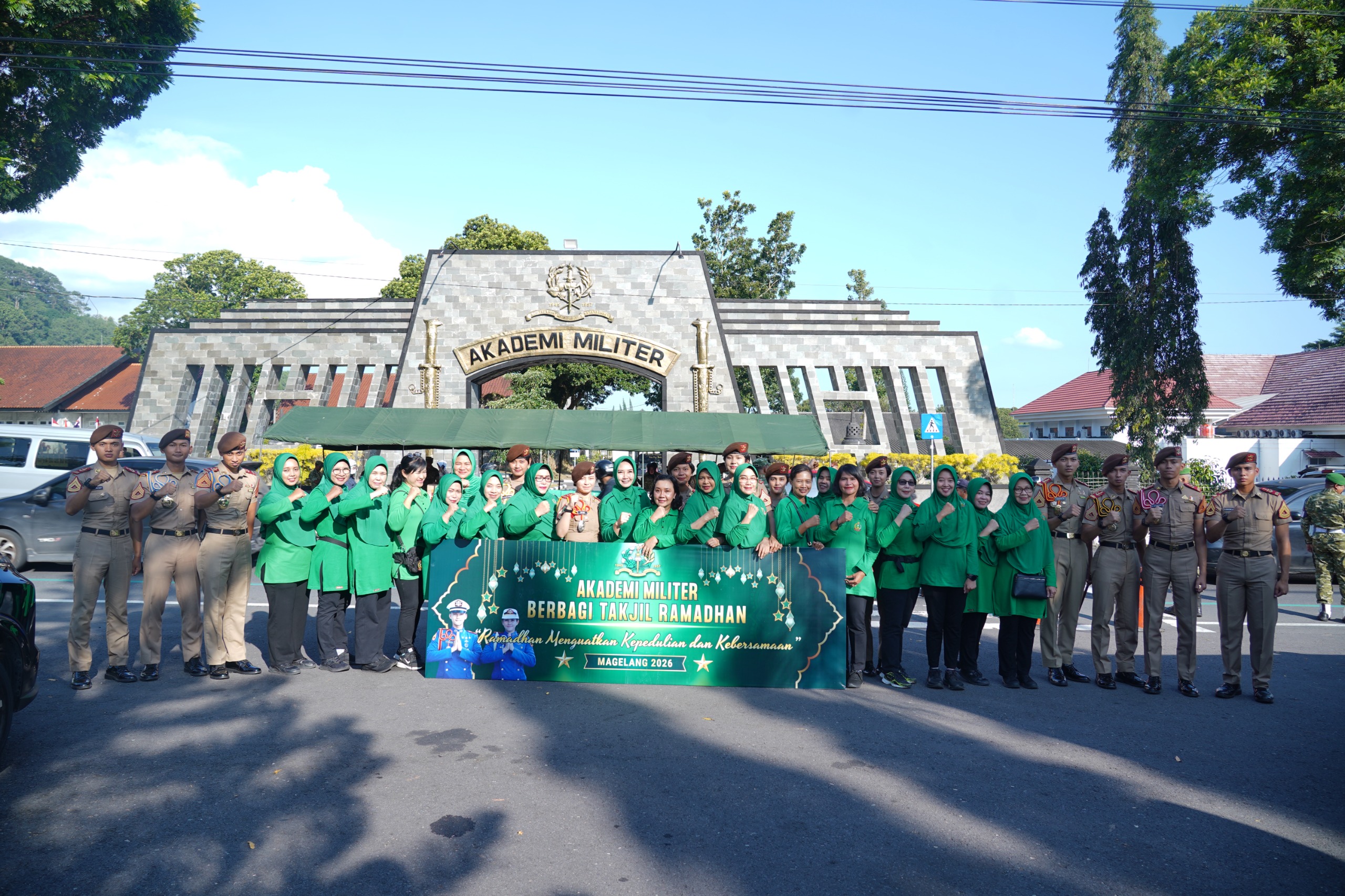 Akmil Berbagi, Wagub Akmil Pimpin Pembagian Takjil kepada Masyarakat