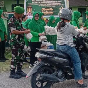 Ramadan Penuh Berkah, Koramil 1710-07/Mapurujaya Berbagi Takjil Untuk Warga